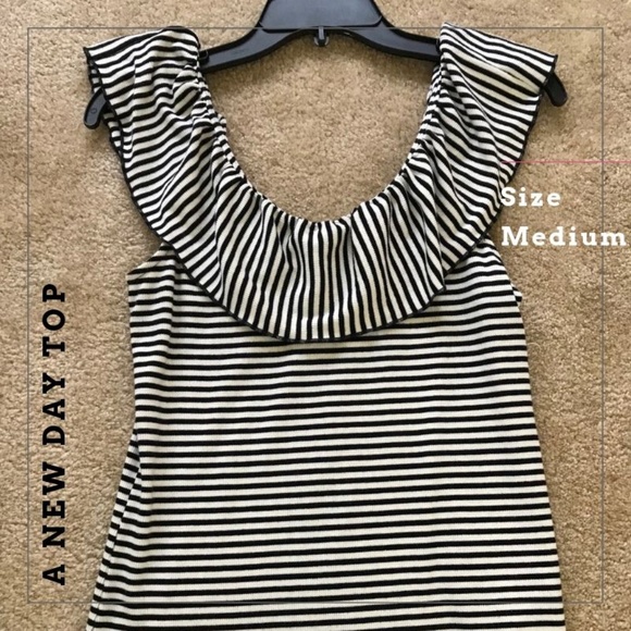 Adorable Off the Shoulder Black & White Top! - Picture 1 of 3